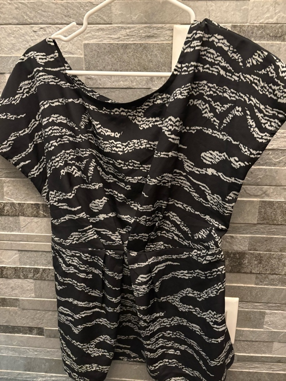 Guess Black and White Abstract Print Top